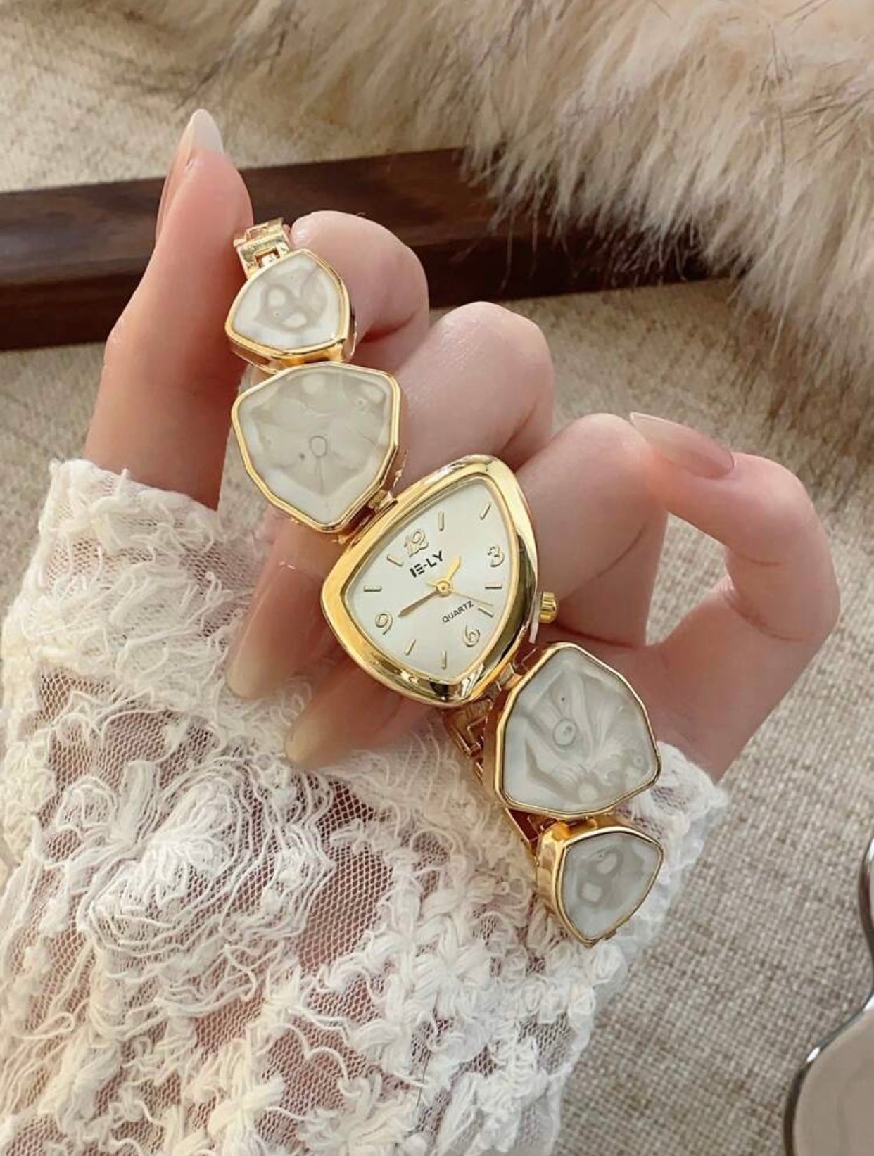 Luxury Women’s Gold Triangle Watch – Elegant Quartz Bracelet Watch for Girls & Ladies