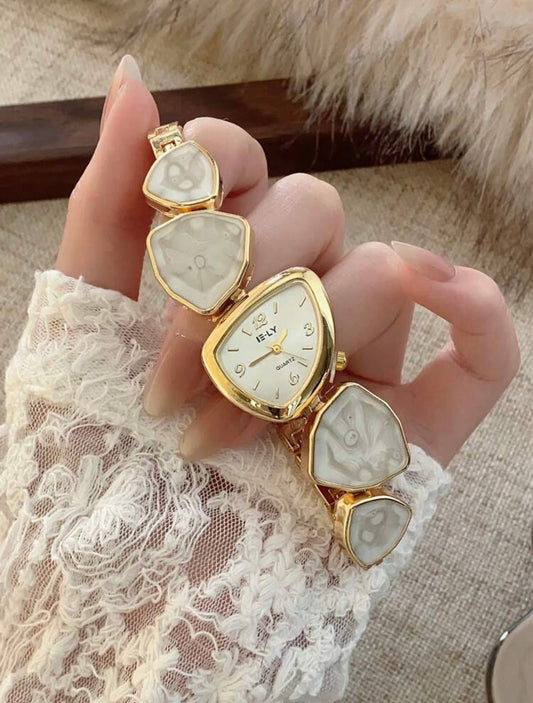 Luxury Women’s Gold Triangle Watch – Elegant Quartz Bracelet Watch for Girls & Ladies