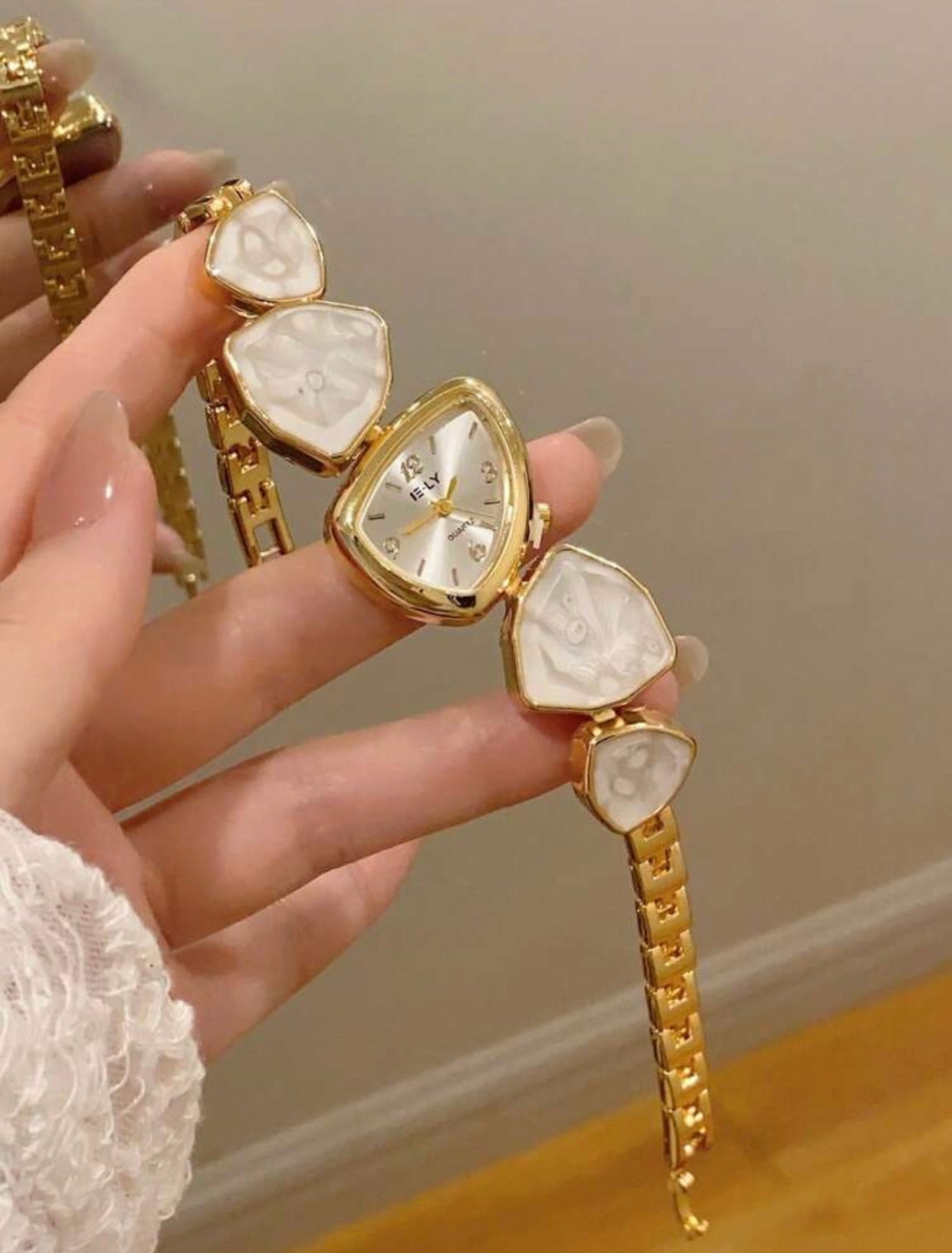 Luxury Women’s Gold Triangle Watch – Elegant Quartz Bracelet Watch for Girls & Ladies