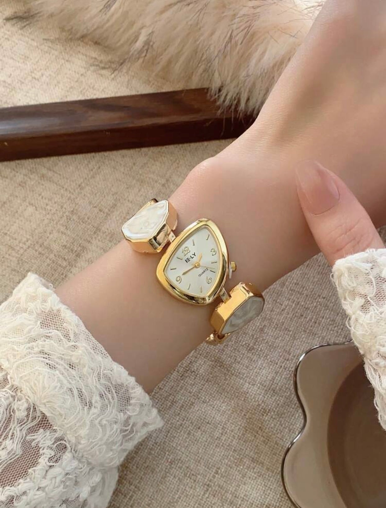 Luxury Women’s Gold Triangle Watch – Elegant Quartz Bracelet Watch for Girls & Ladies