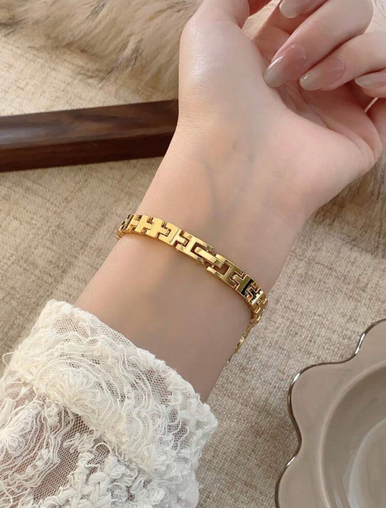 Luxury Women’s Gold Triangle Watch – Elegant Quartz Bracelet Watch for Girls & Ladies