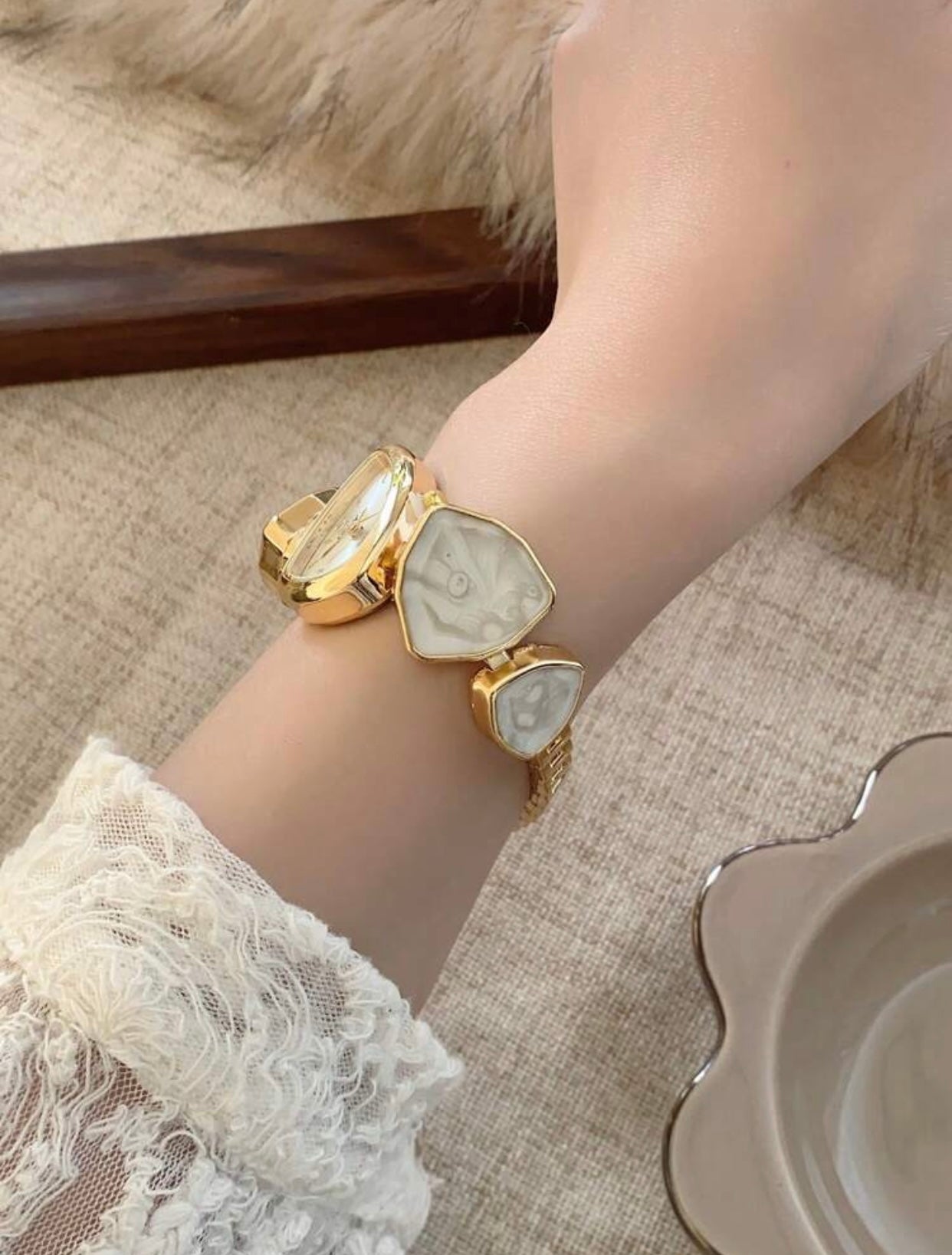 Luxury Women’s Gold Triangle Watch – Elegant Quartz Bracelet Watch for Girls & Ladies
